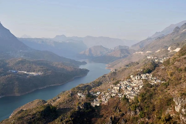 欧普照明爱心公益“微光行动”走进贵州山村，照亮游子归乡之路