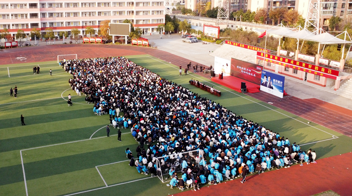  明月镜片携清华学子走进信阳固始二高，呼吁大家关注视力健康