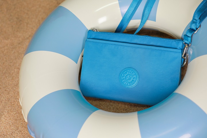 Kipling全新夏日霓虹系列包袋, 点亮今季度假灵感